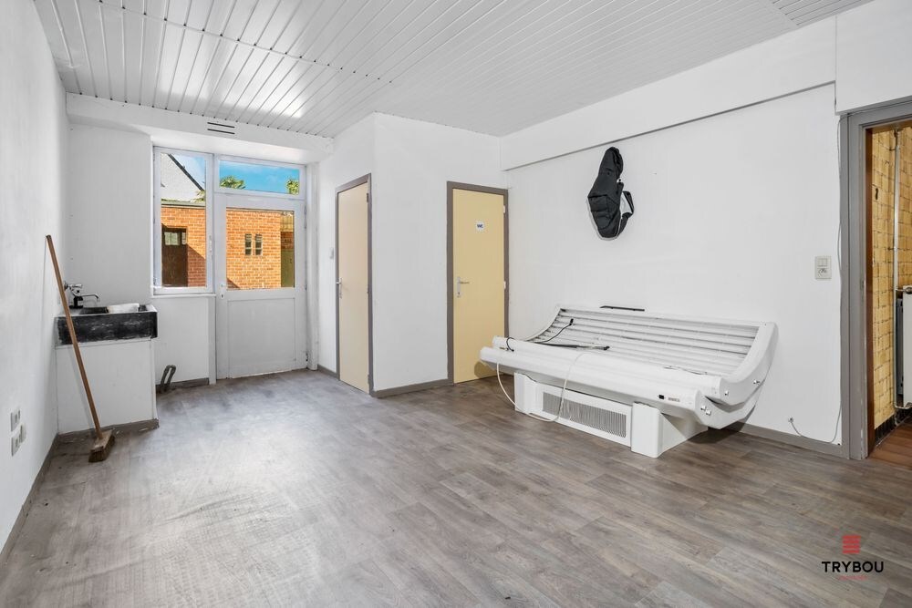 Ruim handelshuis op centrale ligging in Houthulst 