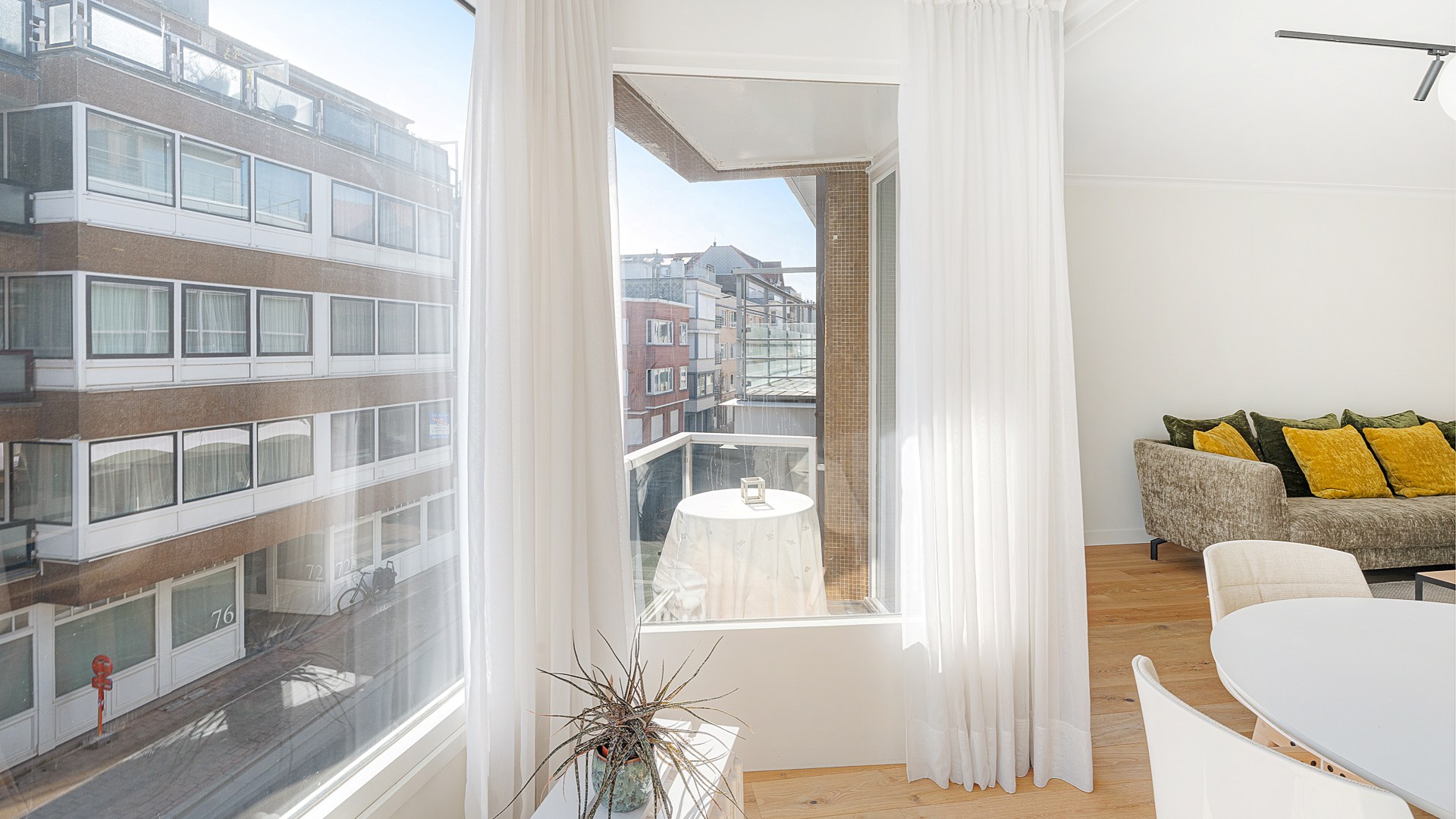 Stijlvol en volledig gerenoveerd appartement op wandelafstand van zee. 