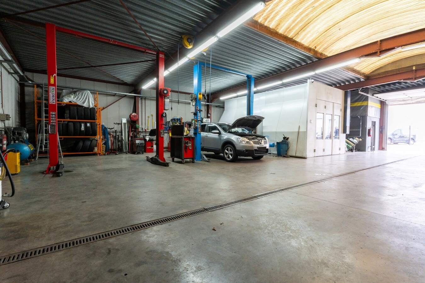 Entrepôt/Atelier de 400m², grand parking, logement indépendant, TOP SECTEUR ! 