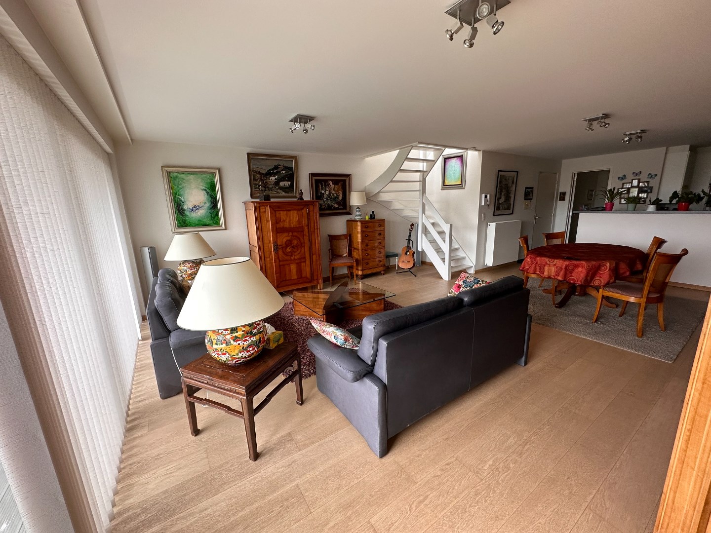 RUIME DUPLEX PENTHOUSE MET TERRASSEN OP TOPLIGGING 