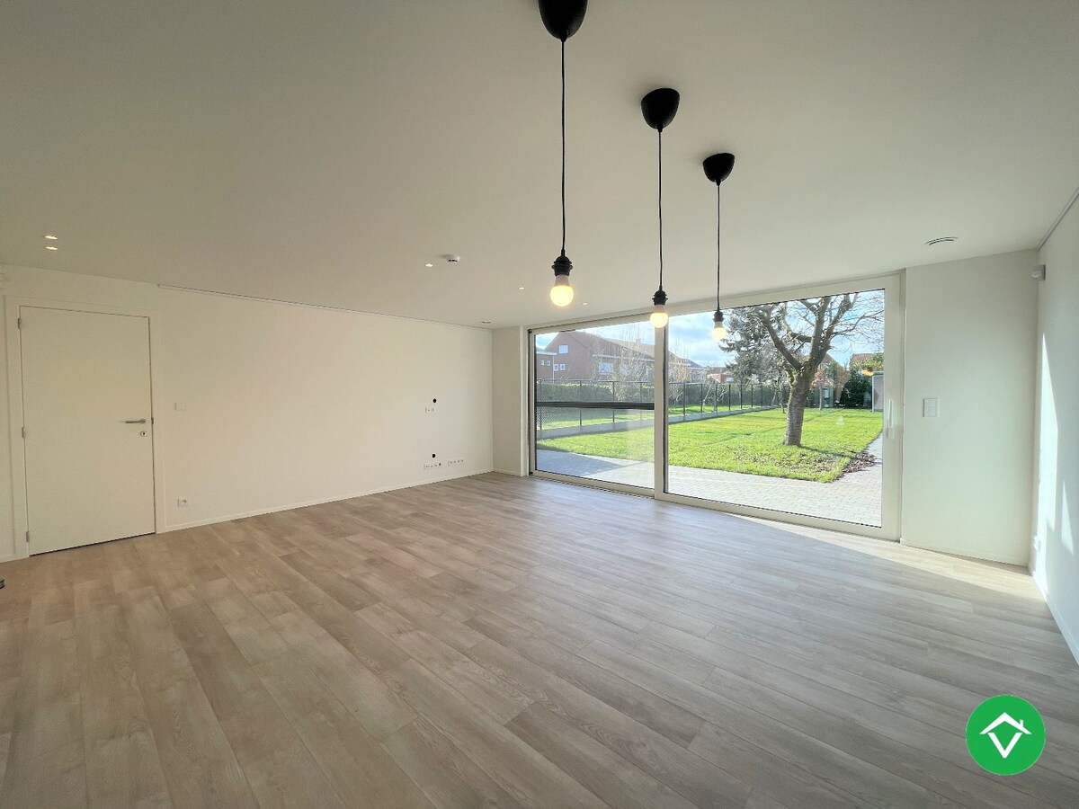 Ruime, gerenoveerde woning met twee slaapkamers te Roeselare 