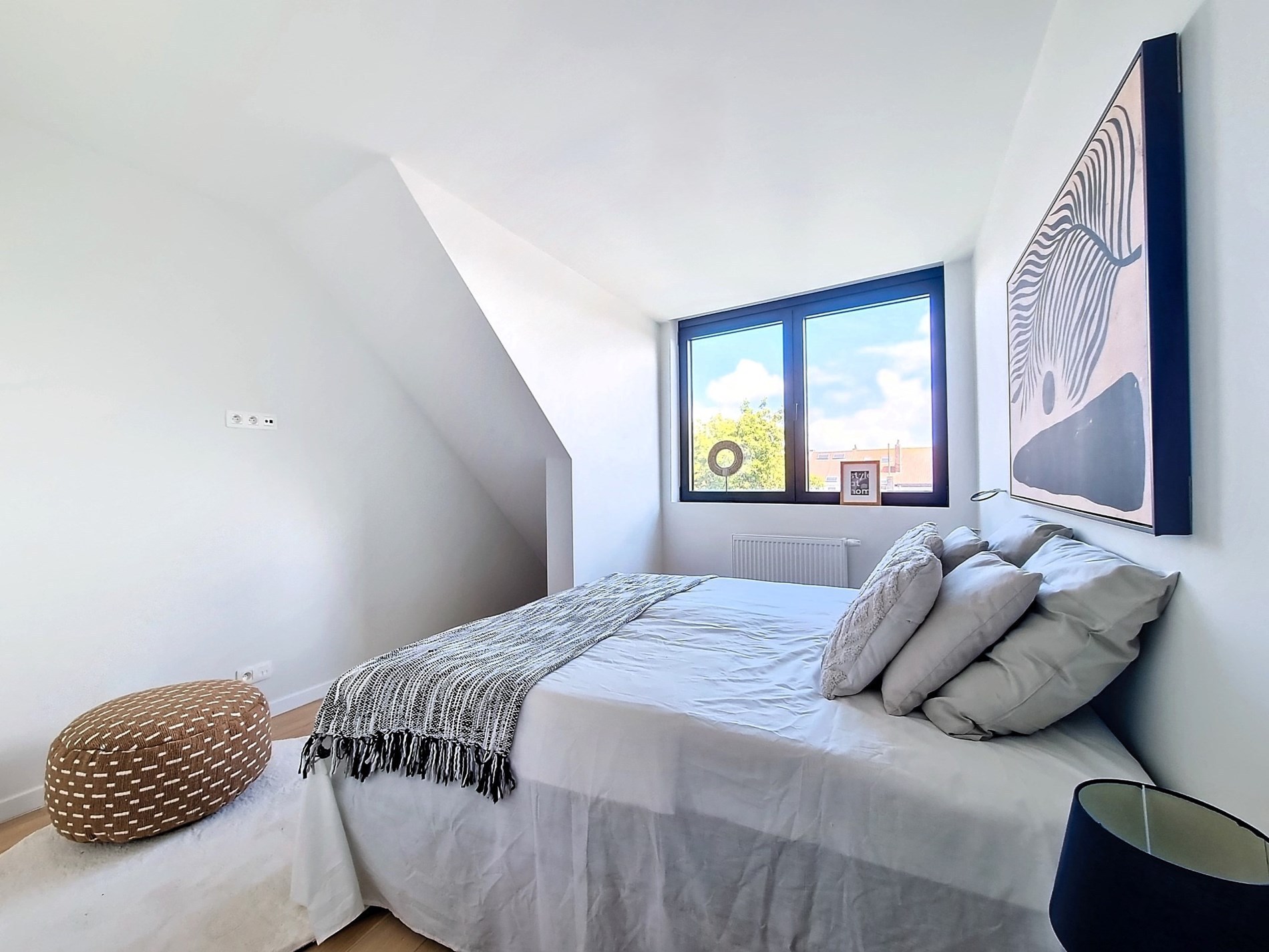 Nieuwbouw duplex in volledig gerenoveerd gebouw van 2021, centraal gelegen nabij Duinenwater, waardoor alle winkels en openbaar vervoer bereikbaar zijn op wandelafstand. 