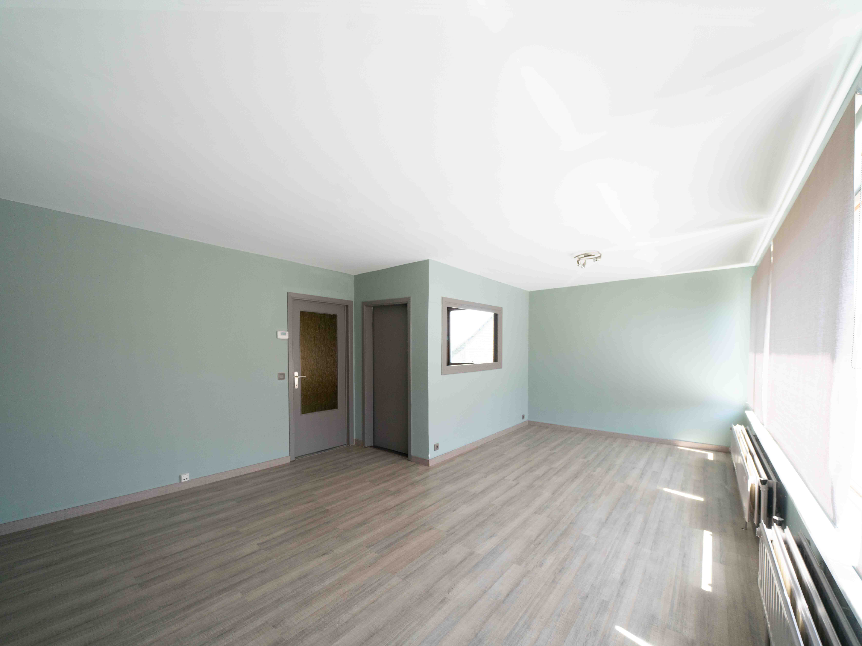 Maison (kangourou) très spacieuse avec jardin et double garage 