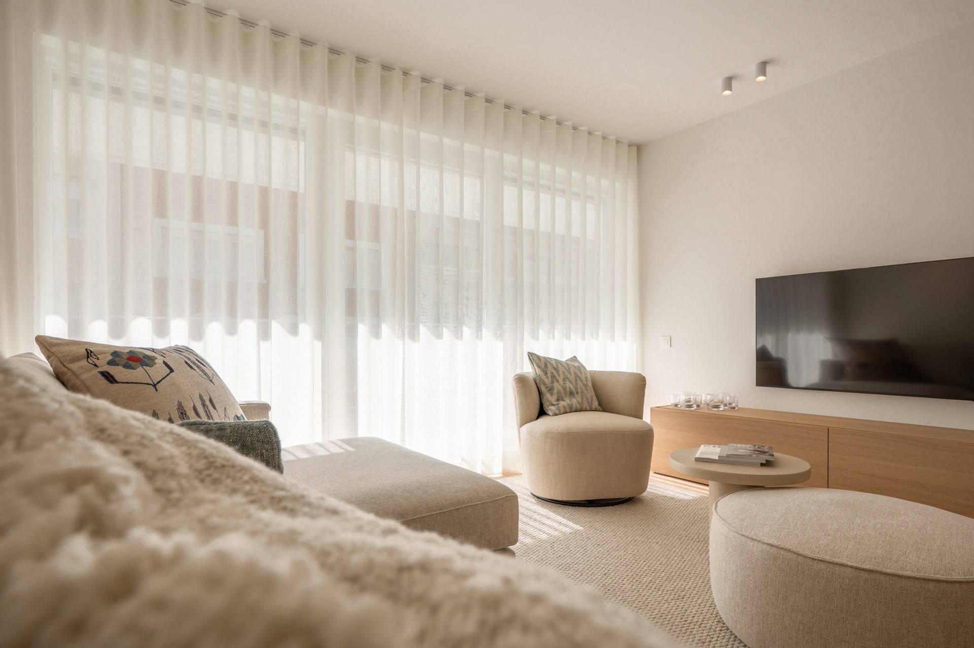 Appartement rénové de haut standing situé du côté ouest avec vue latérale sur la mer. 