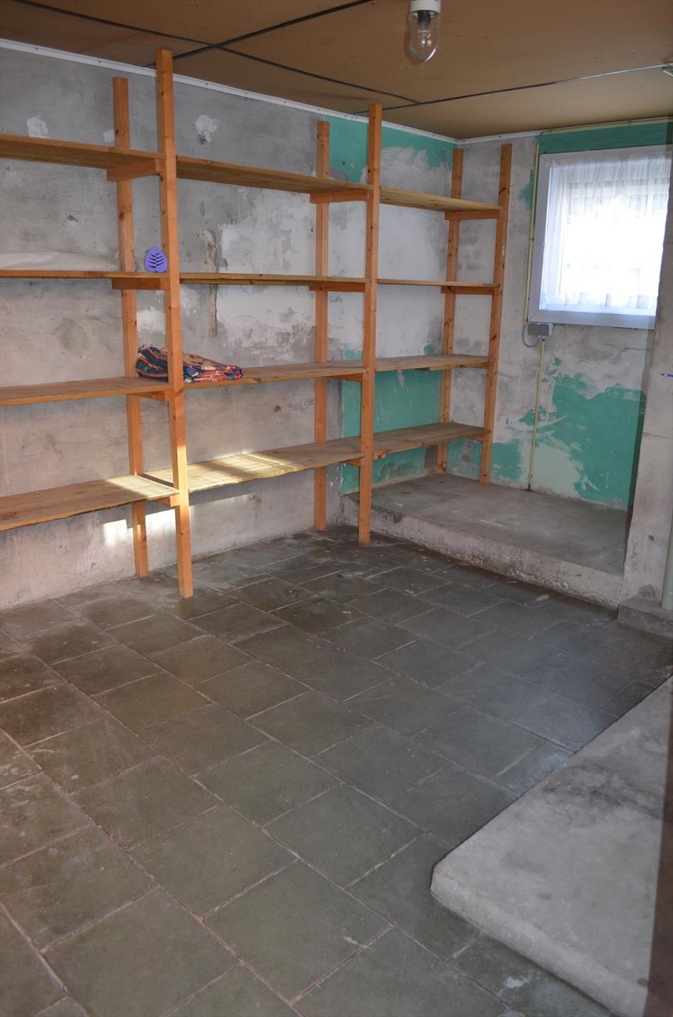 Op te frissen woning op 540m² met 3 slpks, garage en tuin te Adegem 