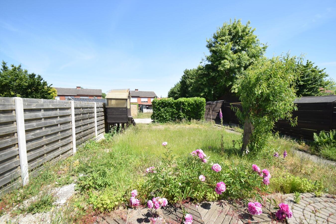 Ruime op te knappen woning met garage + zongerichte tuin, op 538 m² grond 