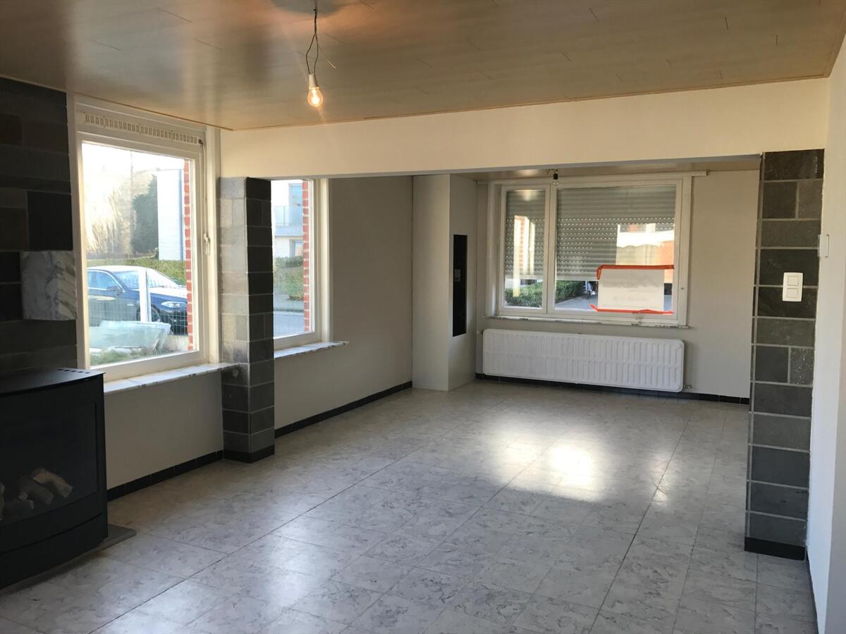 Volledig gerenoveerde, halfopen woning met garage 