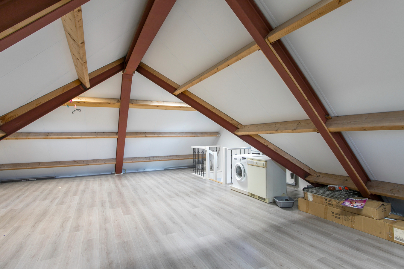 Vrijstaande, instapklare eengezinswoning met garage en carport afgewerkt in landelijke stijl. 