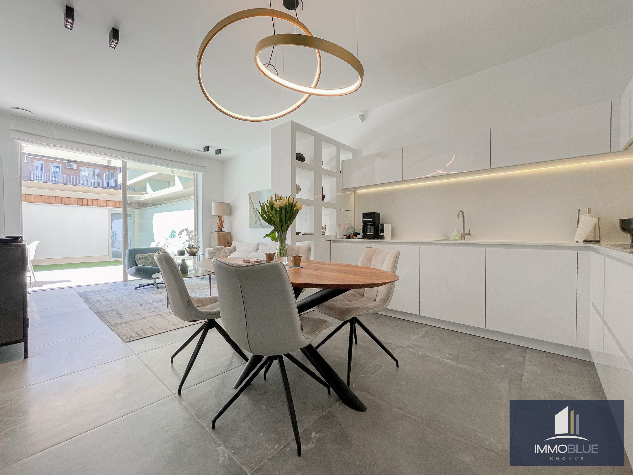 Subliem, luxueus tuinappartement met dubbele garage, rustig gelegen in een standingvolle residentie. 