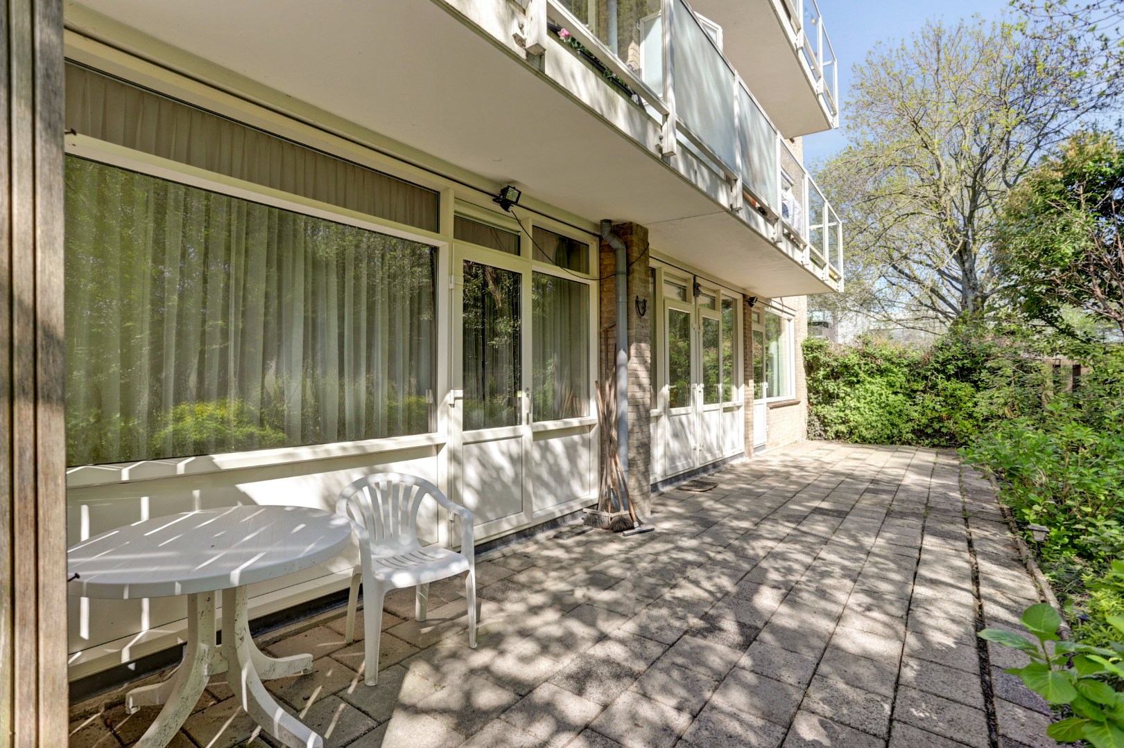 Bijna 100 m² gelijkvloers woonplezier op de begane grond met terras van ca. 36 m².  Deze 3- (voorheen 5) kamerwoning is gelegen op eigen grond! 