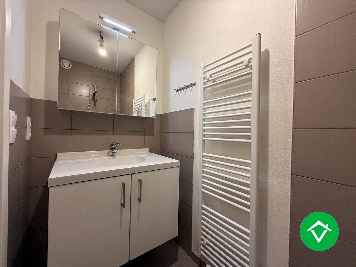 Gelijkvloers appartement op een centrale ligging met één slaapkamer, tuin en autostaanplaats te Roeselare 