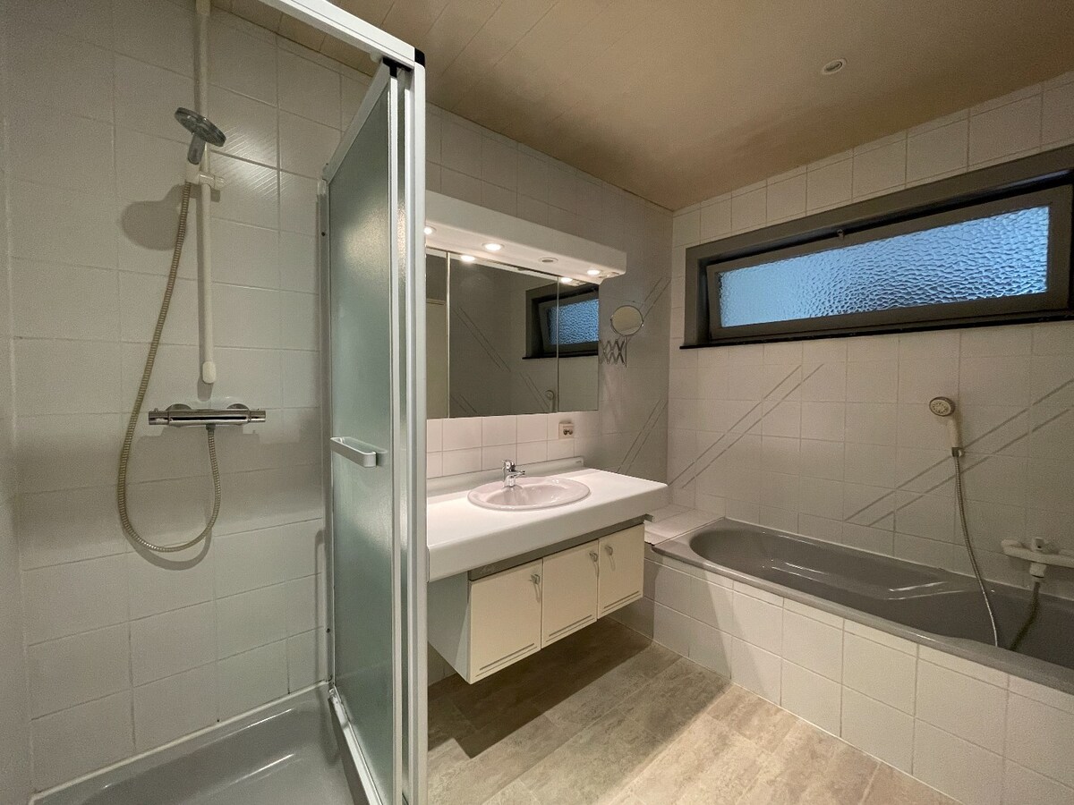 Stevige half-open bebouwing met 3 slaapkamers, tuin en garage te Moorslede 