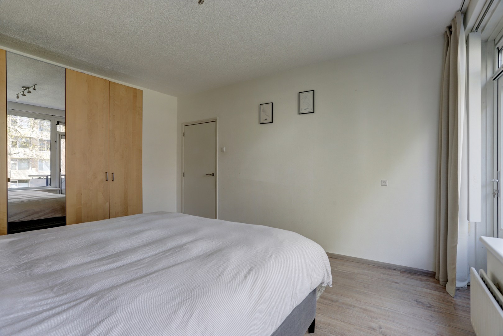 Instapklaar 3-kamer appartement op de 1e verdieping met keurige keuken en badkamer, 2 balkons, berging in de onderbouw en is gelegen op eigen grond. 