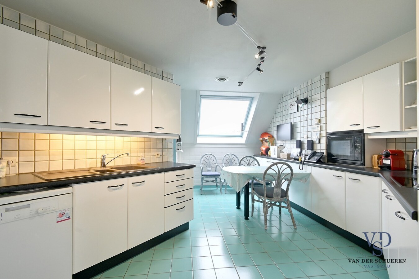 Ruim handelspand met penthouse in villastijl 