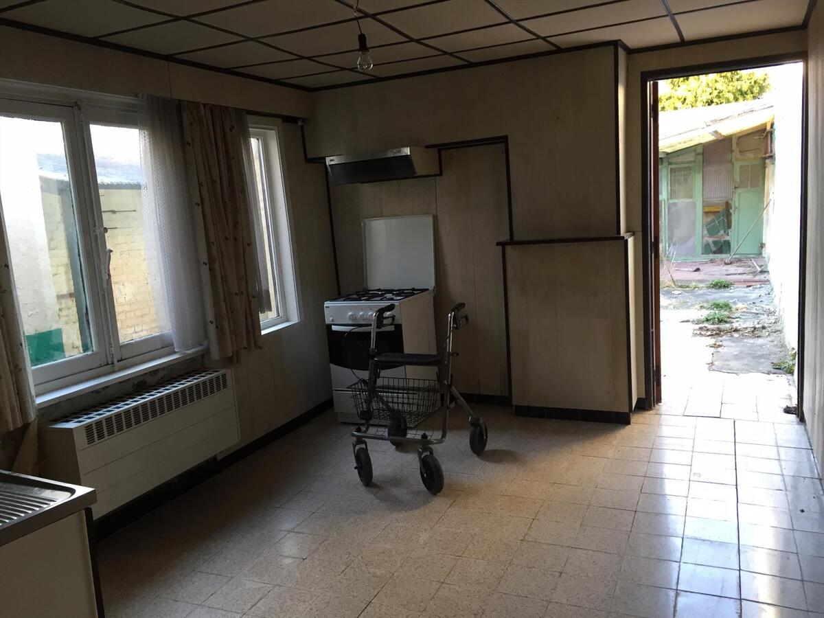 RUIME TE RENOVEREN WONING MET TUIN OP ZUCHT VAN ZEE NABIJ STRAND MARIAKERKE 