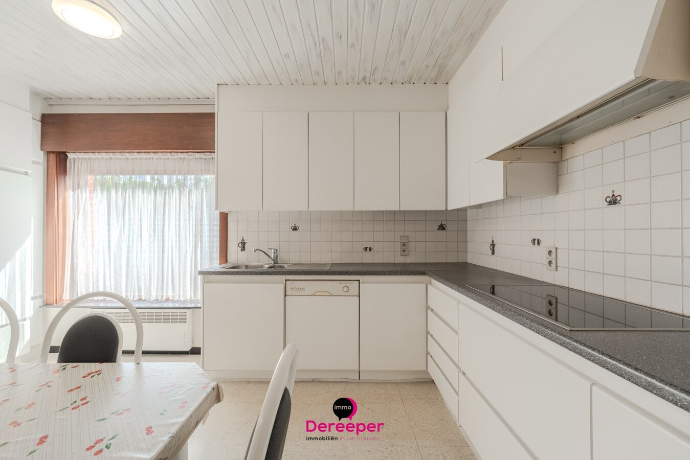 Commercieel pand met showroom, atelier, opslagplaatsen en woonst op toplocatie 