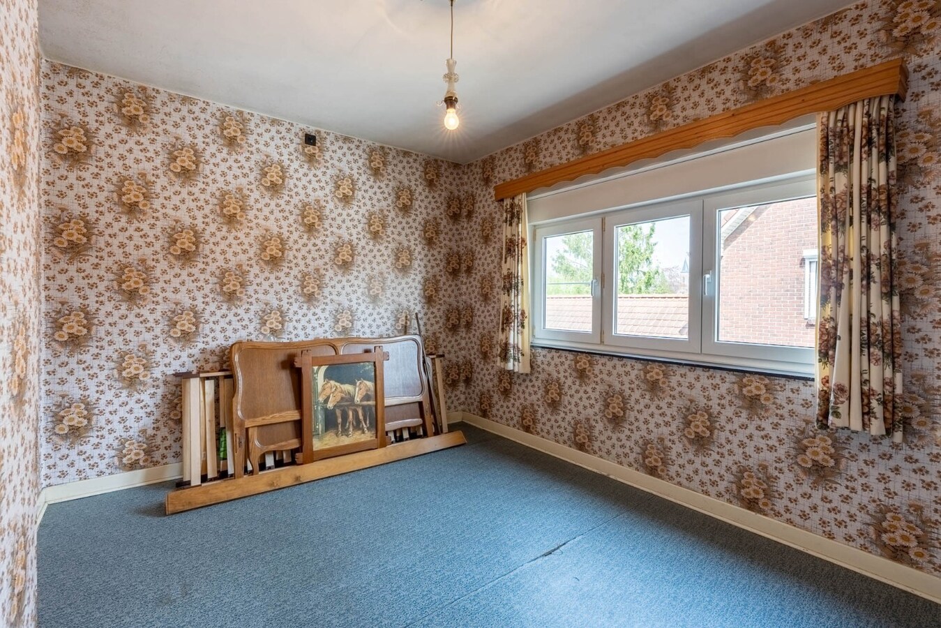 Charmante, te renoveren woning op een perceel van 9a14ca met ruime garage in achtertuin! 