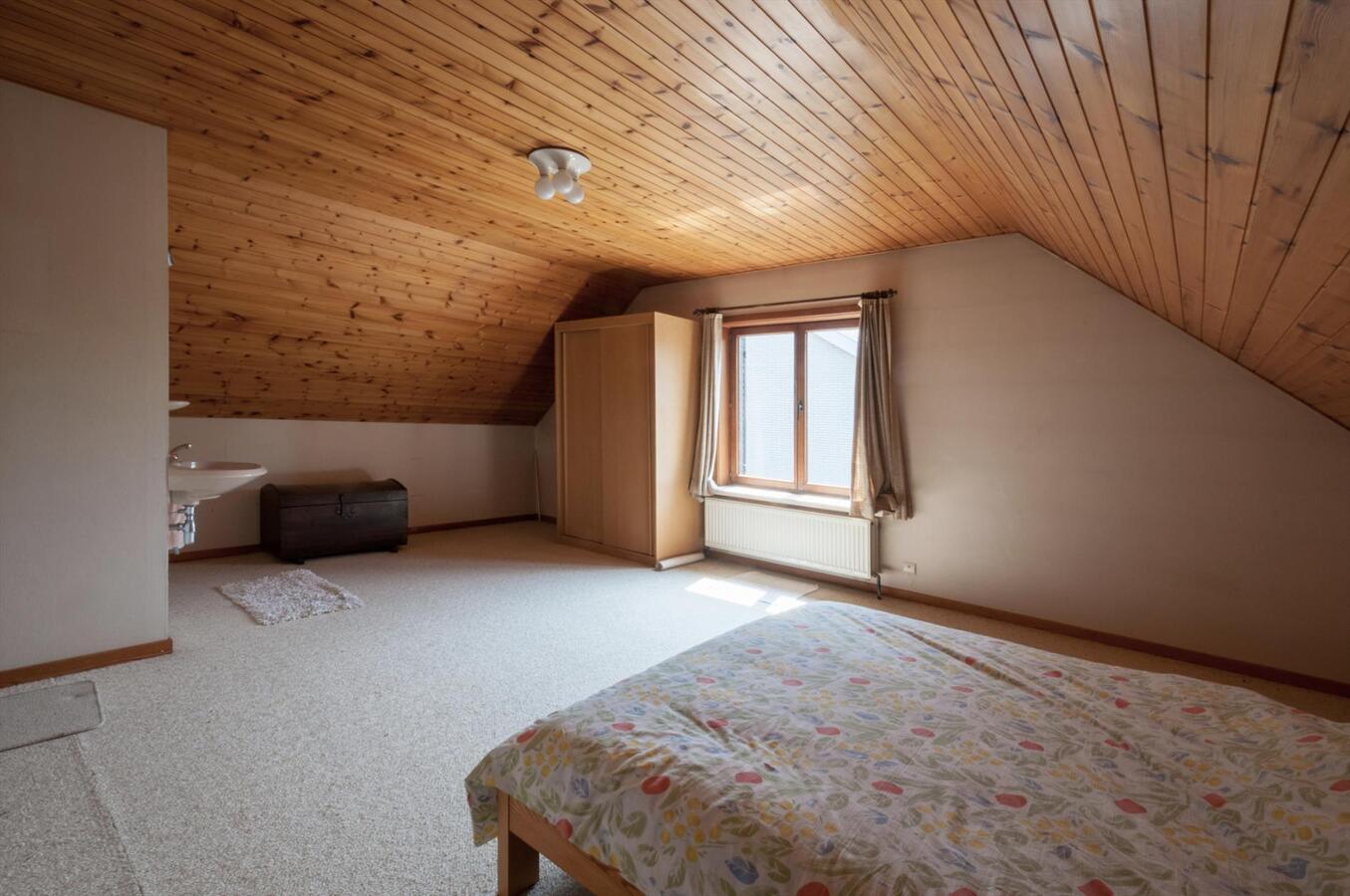 Ruime woning met prachtige tuin en open zicht 