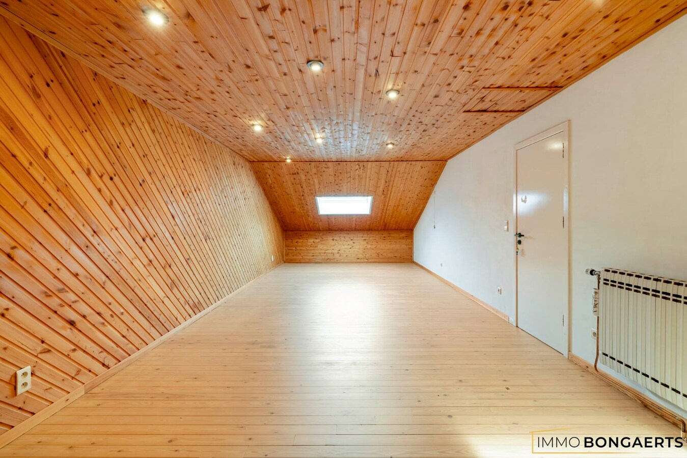 Ruime woning met 3 slaapkamers, tuin, terras en garage. 