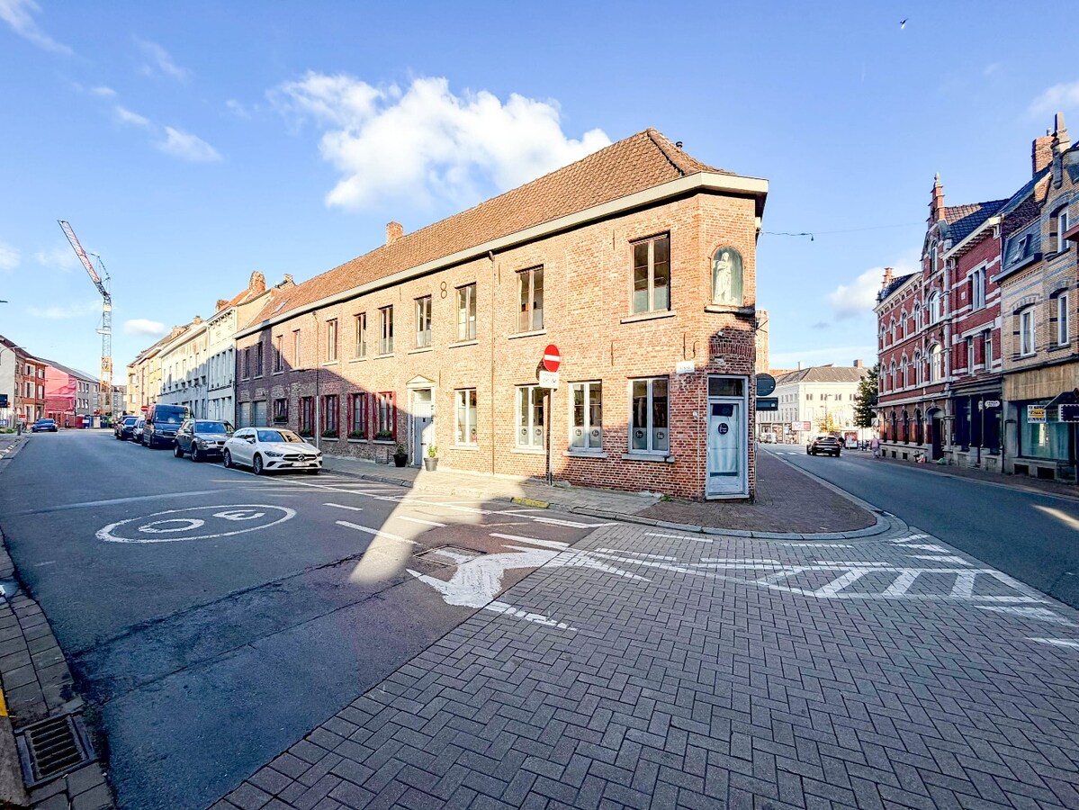 UNIEK en ruime KARAKTERVOLLE  woning met handelspand nabij de Grote Markt ! 