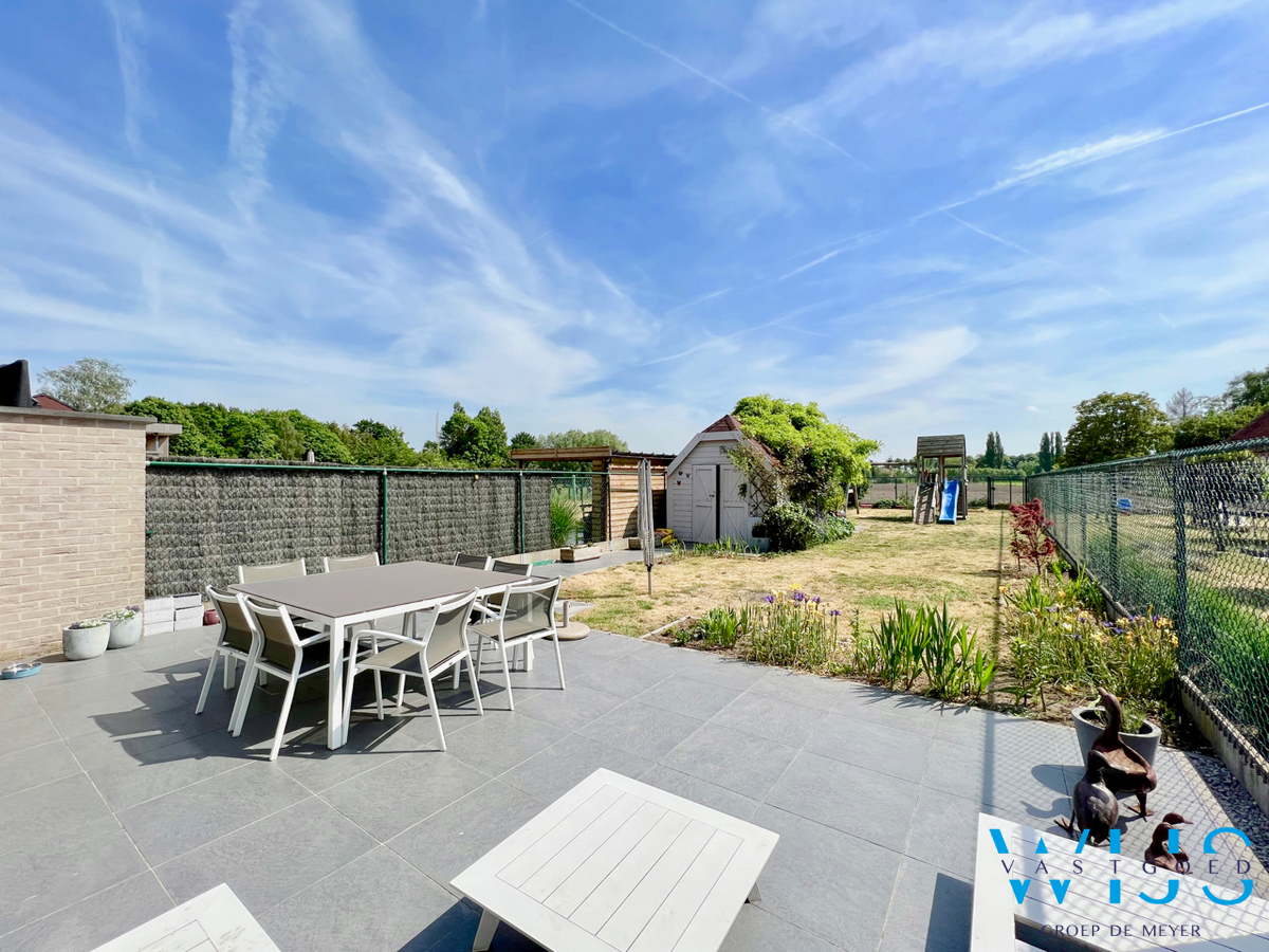 INSTAPKLAAR woonhuis met ZUIDgerichte tuin te Boekhoute ! 