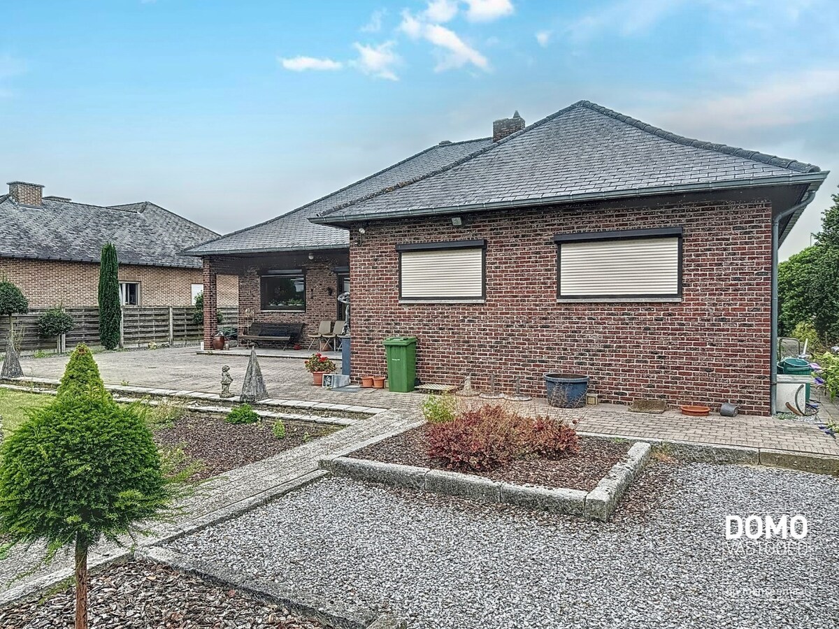 RUIME GELIJKVLOERSE WONING OPEN BEBOUWING GELEGEN OP EEN PERCEEL VAN 12a77ca TE KERMT 