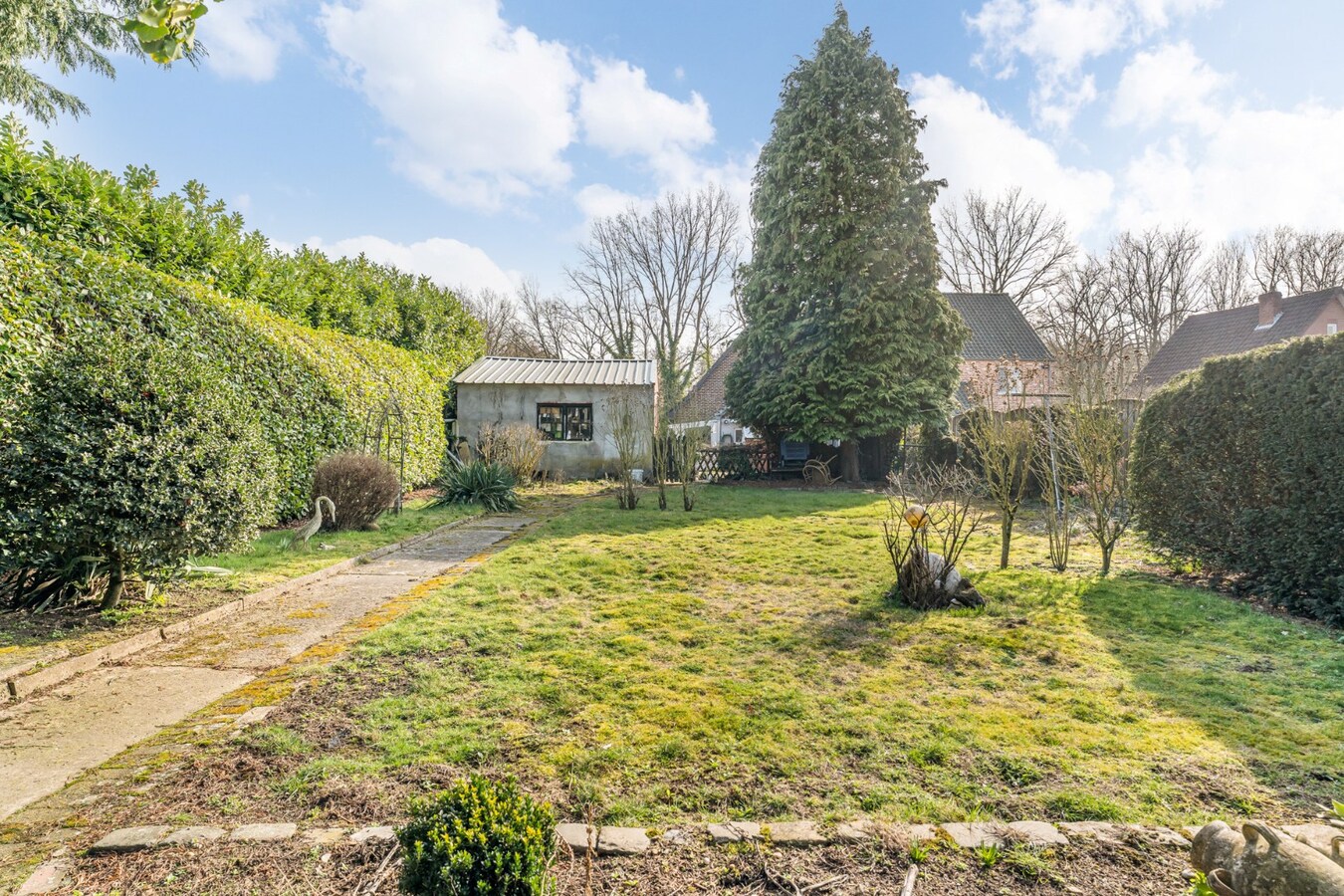 Halfvrijstaande gezinswoning met veel mogelijkheden op een perceel van 8are! 