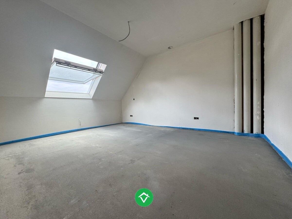 Moderne nieuwbouw tussenwoning met drie slaapkamers en garage in Moere 