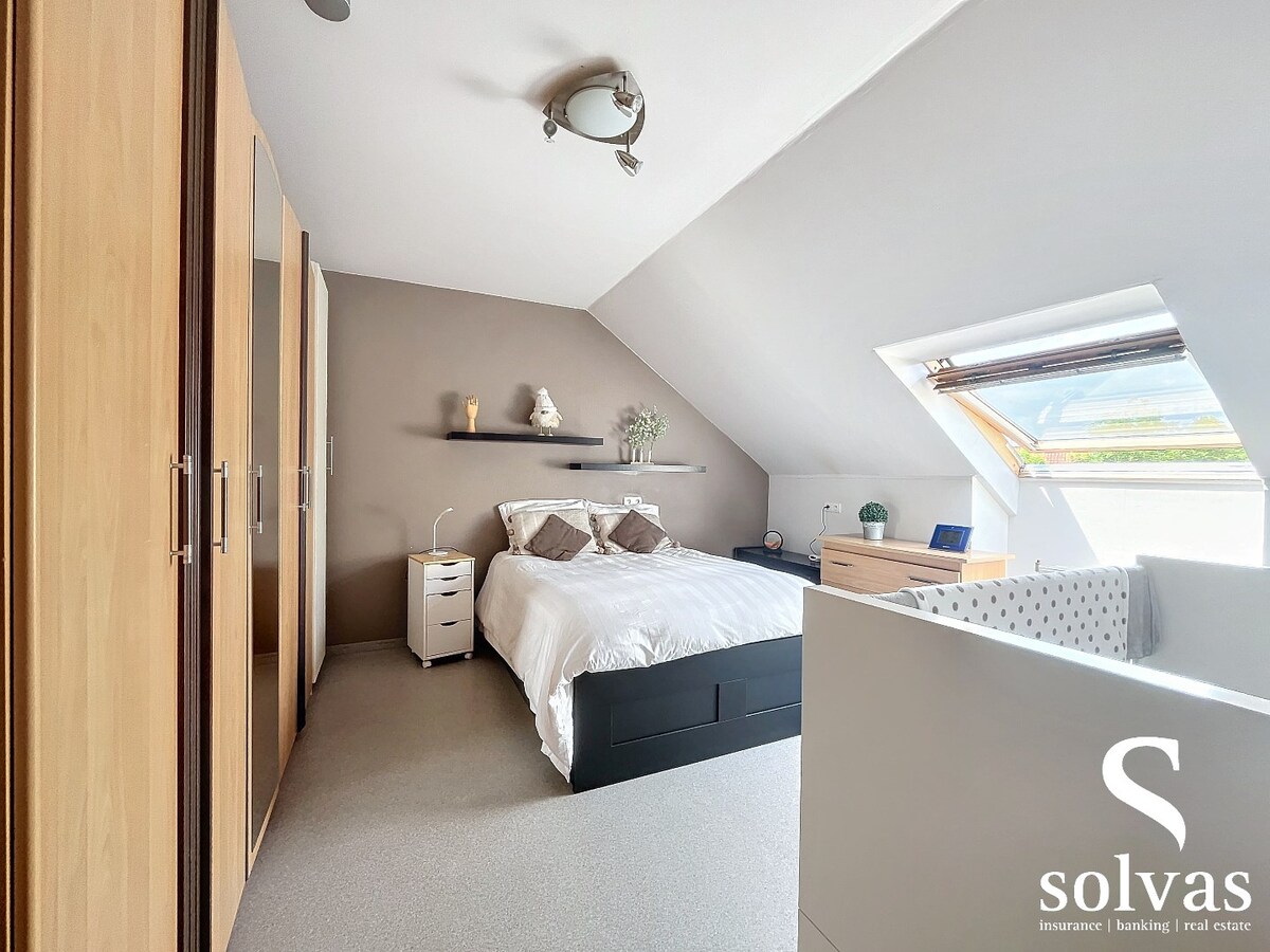 RUIM DAKAPPARTEMENT MET 2 SLAAPKAMERS! 