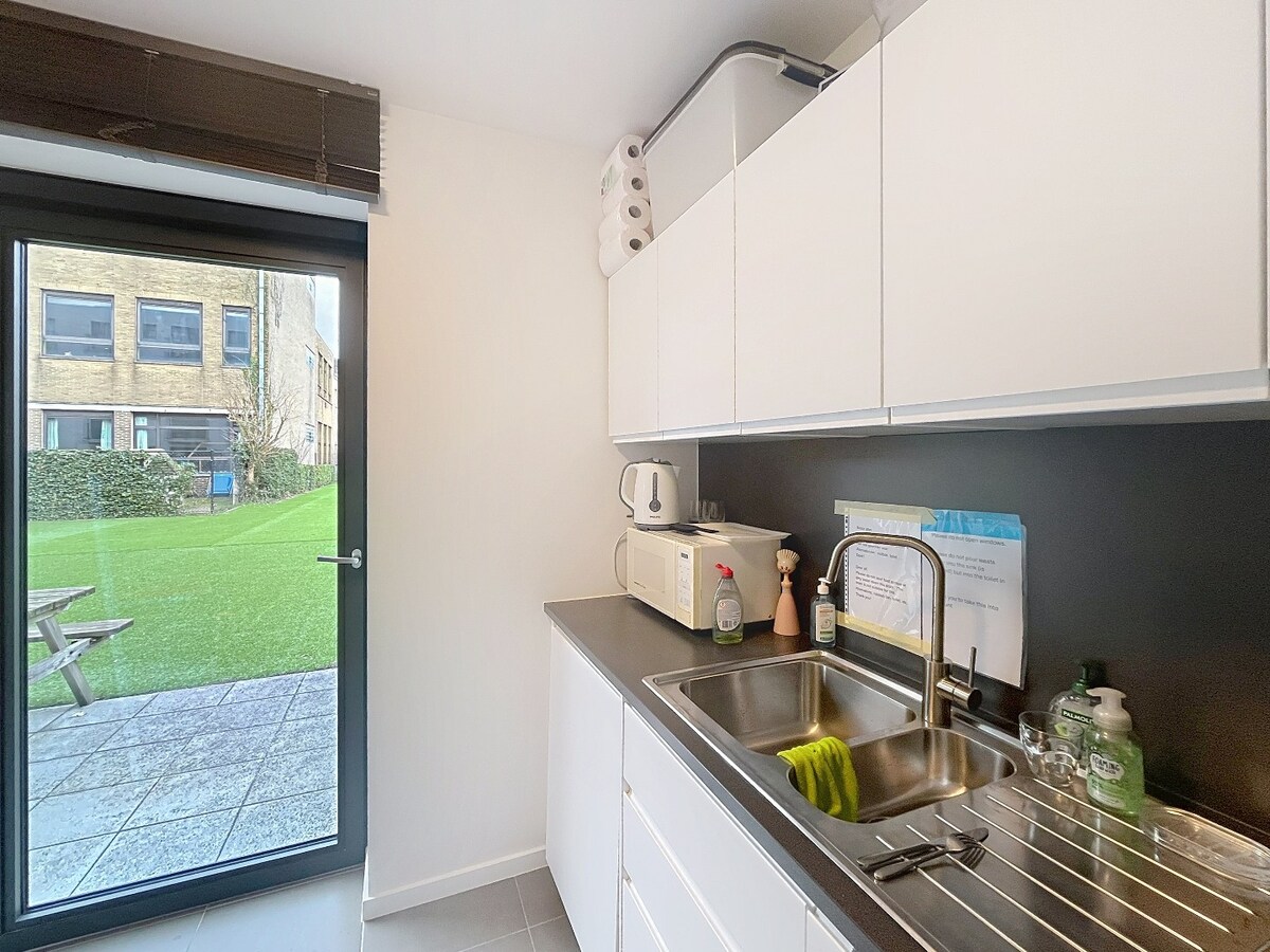 Commercieel kantoor op toplocatie in Aalter met 5 bureau ruimtes 