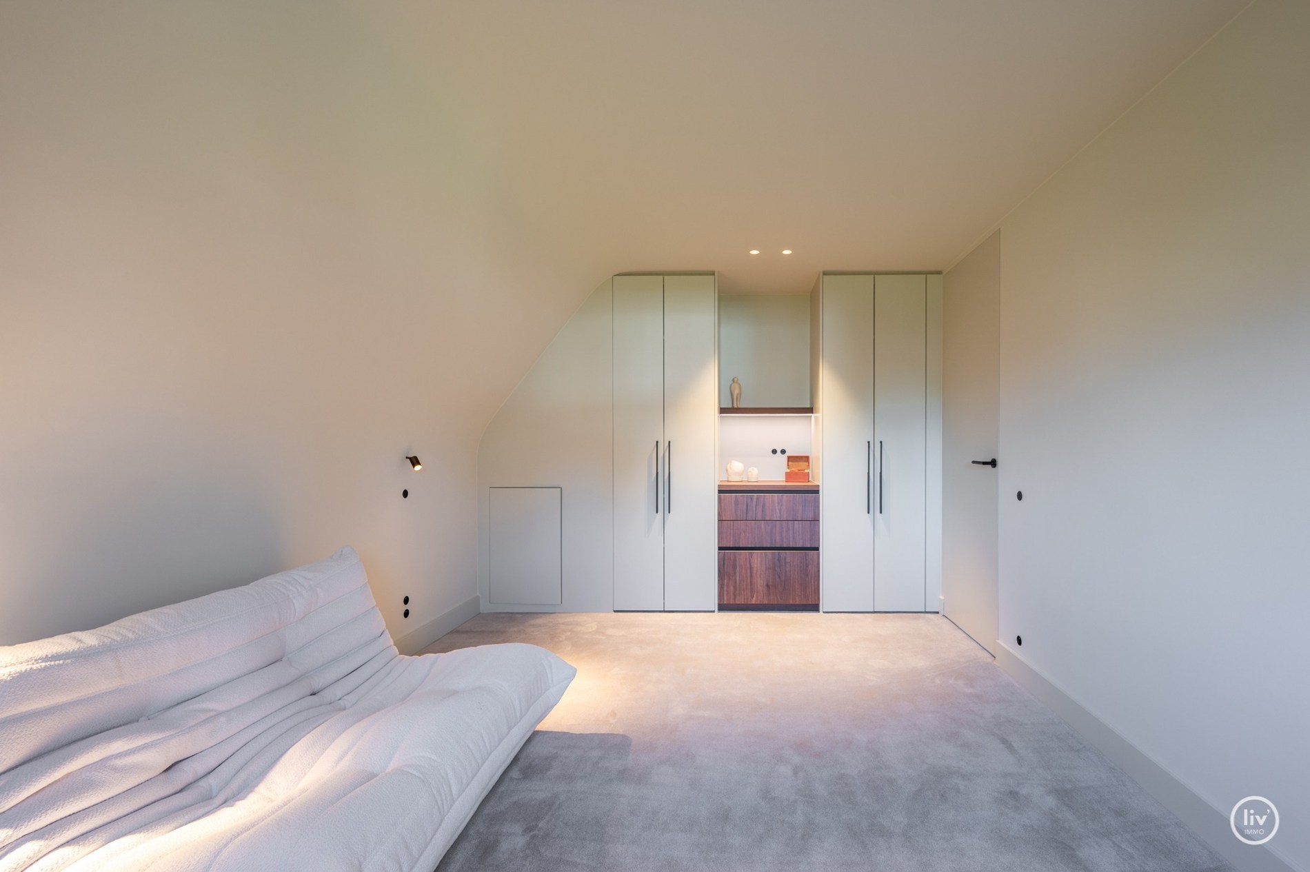 Magnifique villa rénovée, située sur un grand terrain de 1365 m2 dans un quartier résidentiel de villas, à proximité du centre de Knokke. 