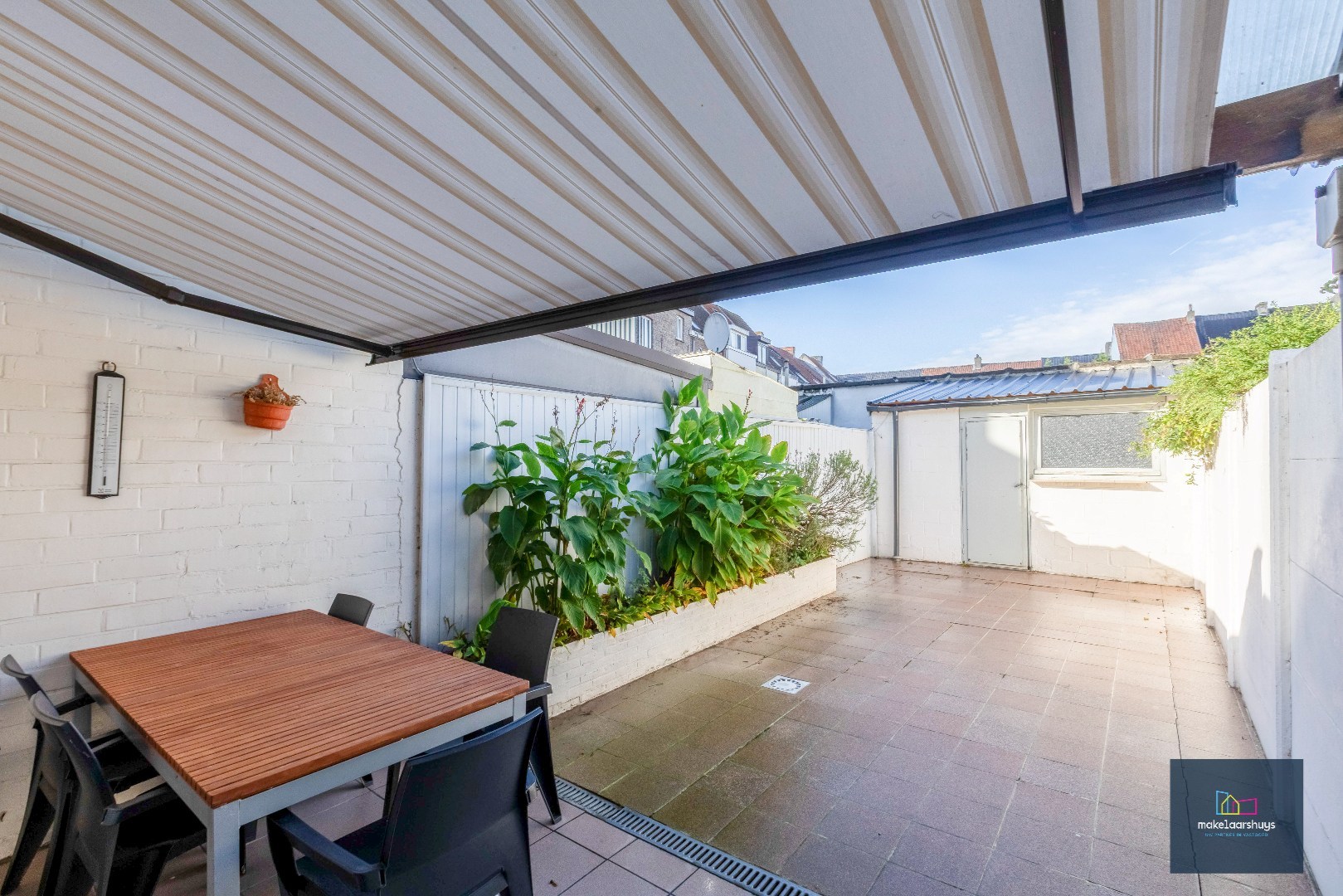 Charmante op te frissen rijwoning met ruime stadstuin 