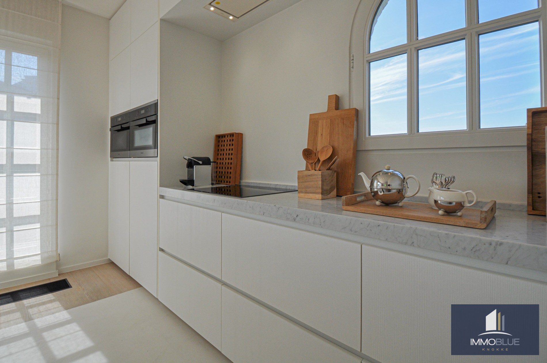 "Sublime appartement d'angle avec de spacieuses terrasses situé dans le prestigieux domaine Tennis Garden." 