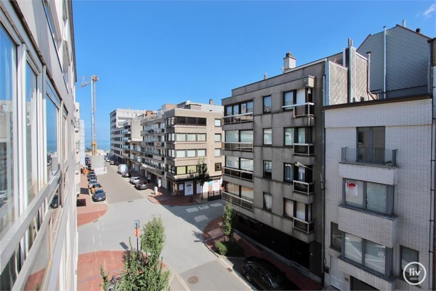Mooi gerenoveerd appartement met 3 slaapkamers gelegen vlakbij de Kustlaan te Knokke. 