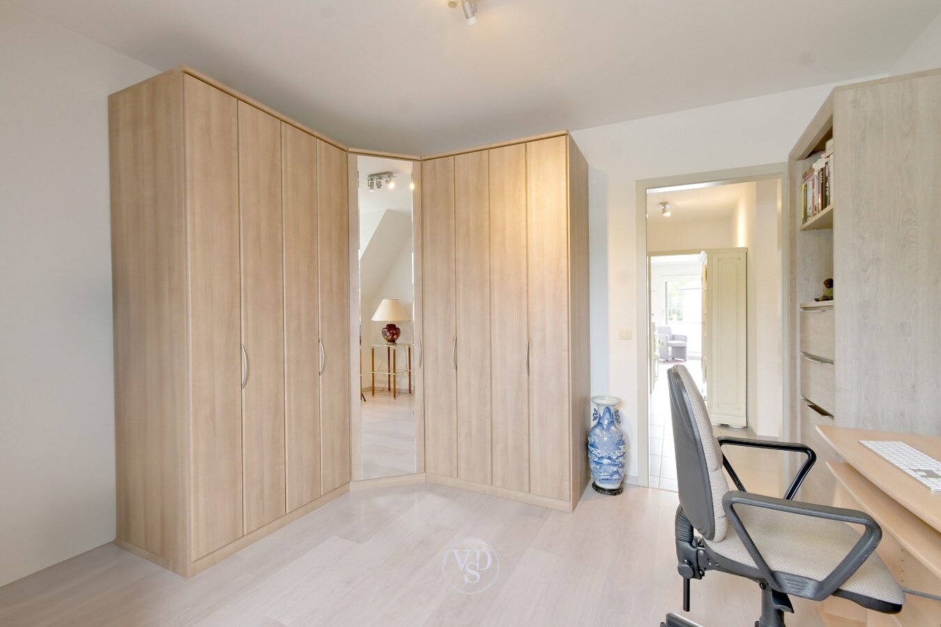 Klassevol appartement met terras (incl.  garagebox). 