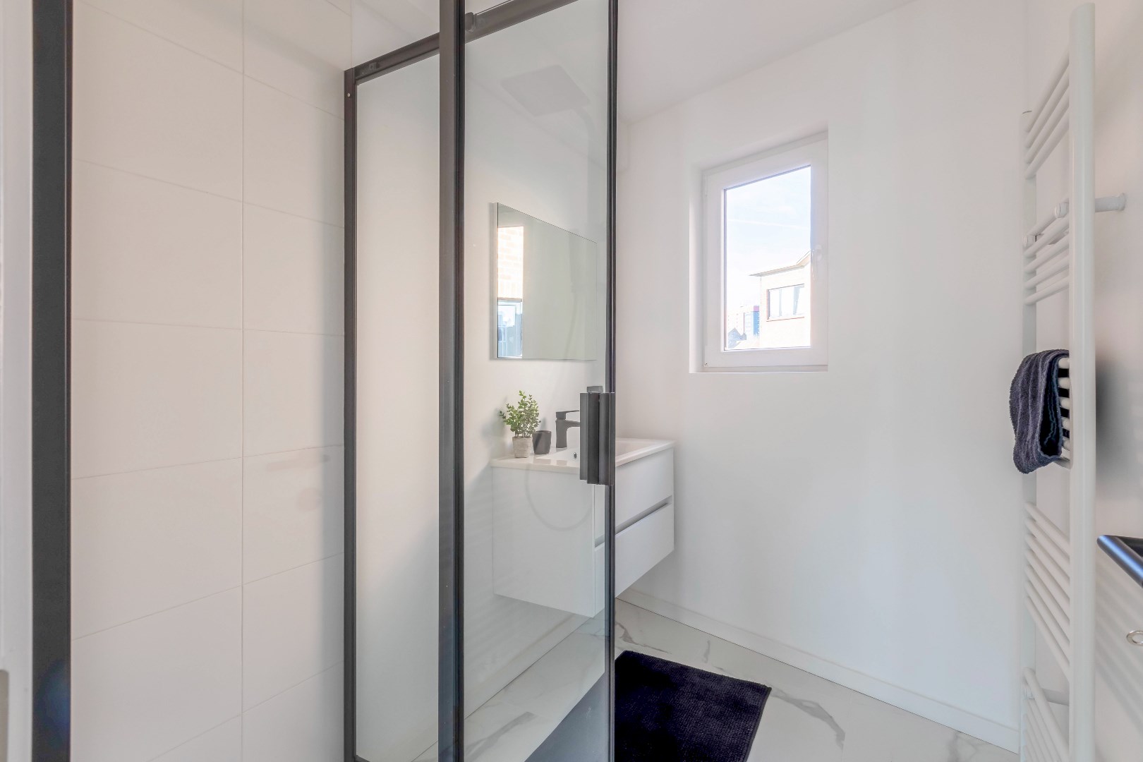 Knap instapklaar duplex app. met fietsenberging nabij het UZ 