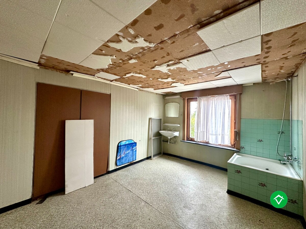 Alleenstaande woning met bakstenen garage en ruime tuin in Ichtegem 