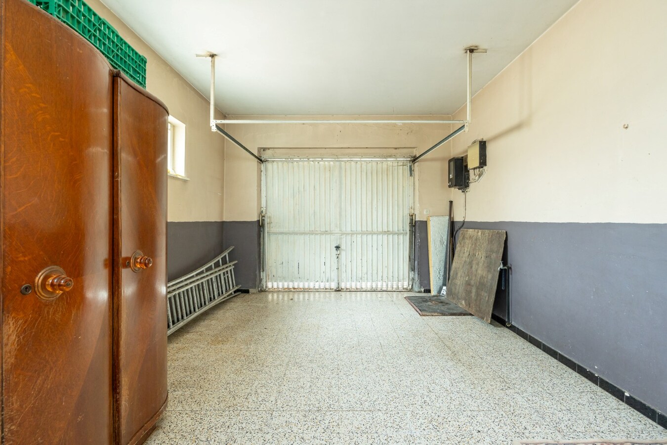 Unieke eigendom op 13.183 m² met te renoveren woning en vergunde stallingen 