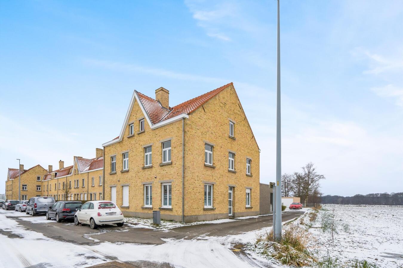 Landelijk gelegen, ruime halfopen woning met garage. 