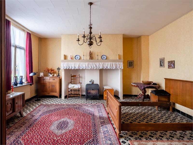 Ruime hoeve met grote schuur en veel potentieel. 