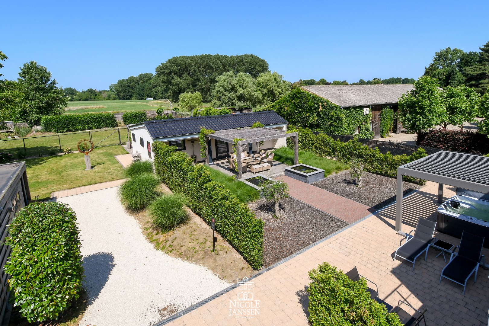 Achter in de tuin kan u dit ingericht bijgebouw terugvinden 