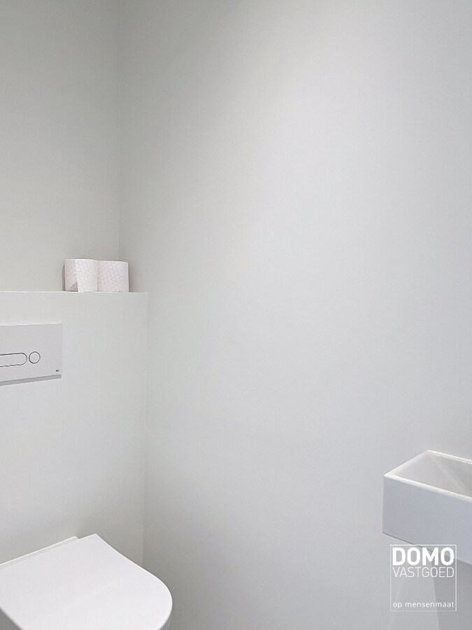 Penthouse met twee slaapkamers, ruim terras en autostandplaats te Kermt 