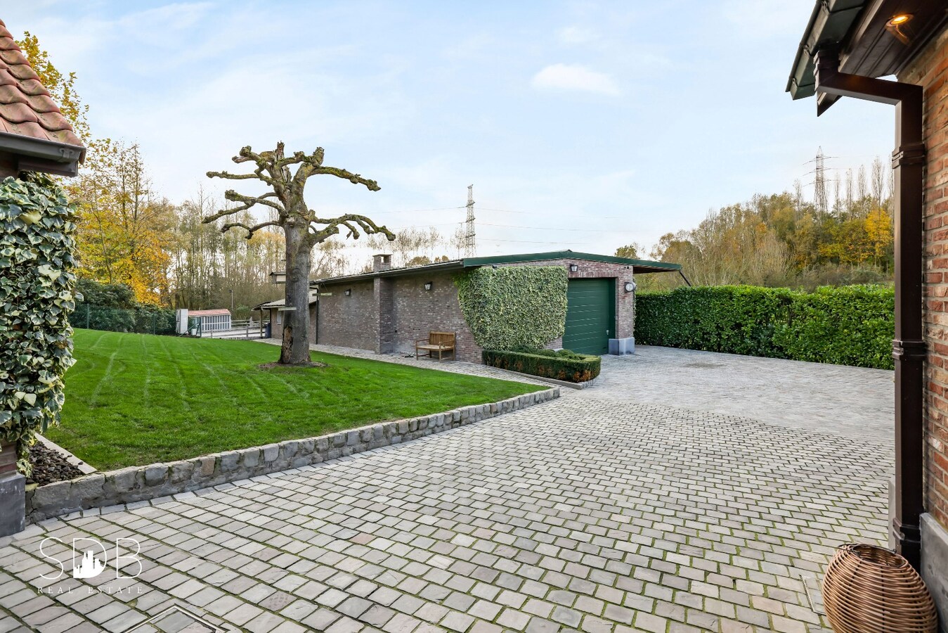 Landelijke villa met zwembad, paardenfaciliteiten en piste op circa 2 HA 