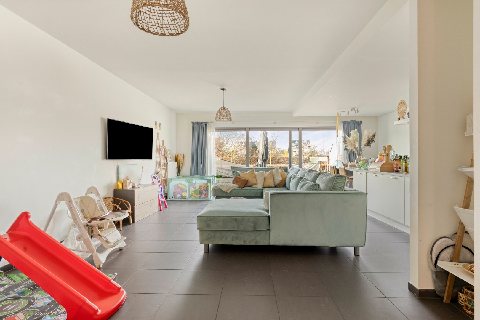 Instapklaar gelijkvloers appartement met 2 slpk. en ruim terras in Geel 