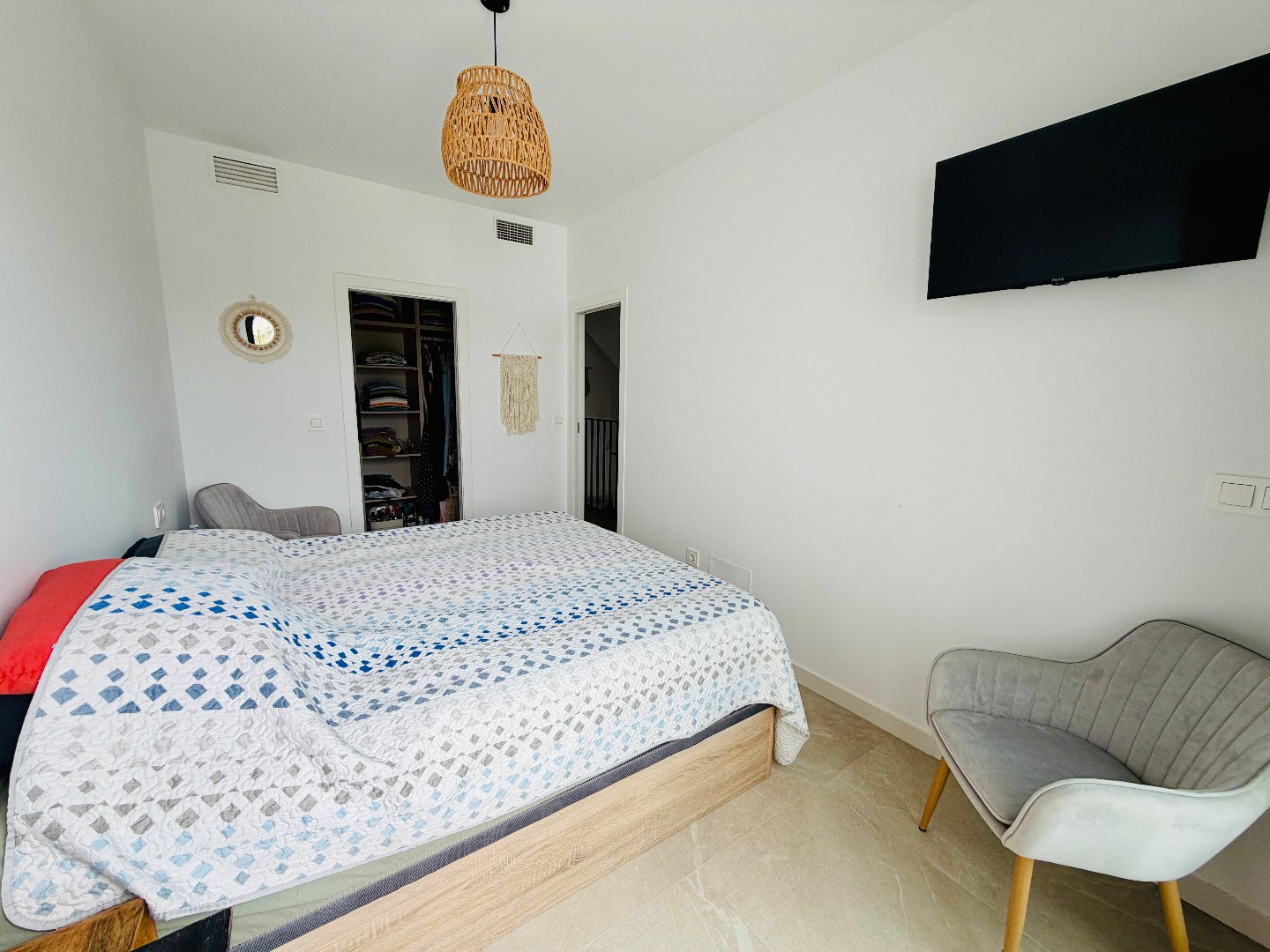 Slaapkamer 3 op eerste verdiep met dressing en toegang tot terras met uitzicht op het privé zwembad