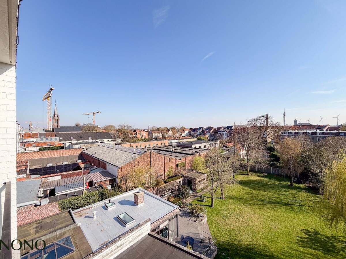 Fantastisch 2-slaapkamer appartement met staanplaats en terras pal in de Doorniksewijk !  *** NONO INSPIRED *** 