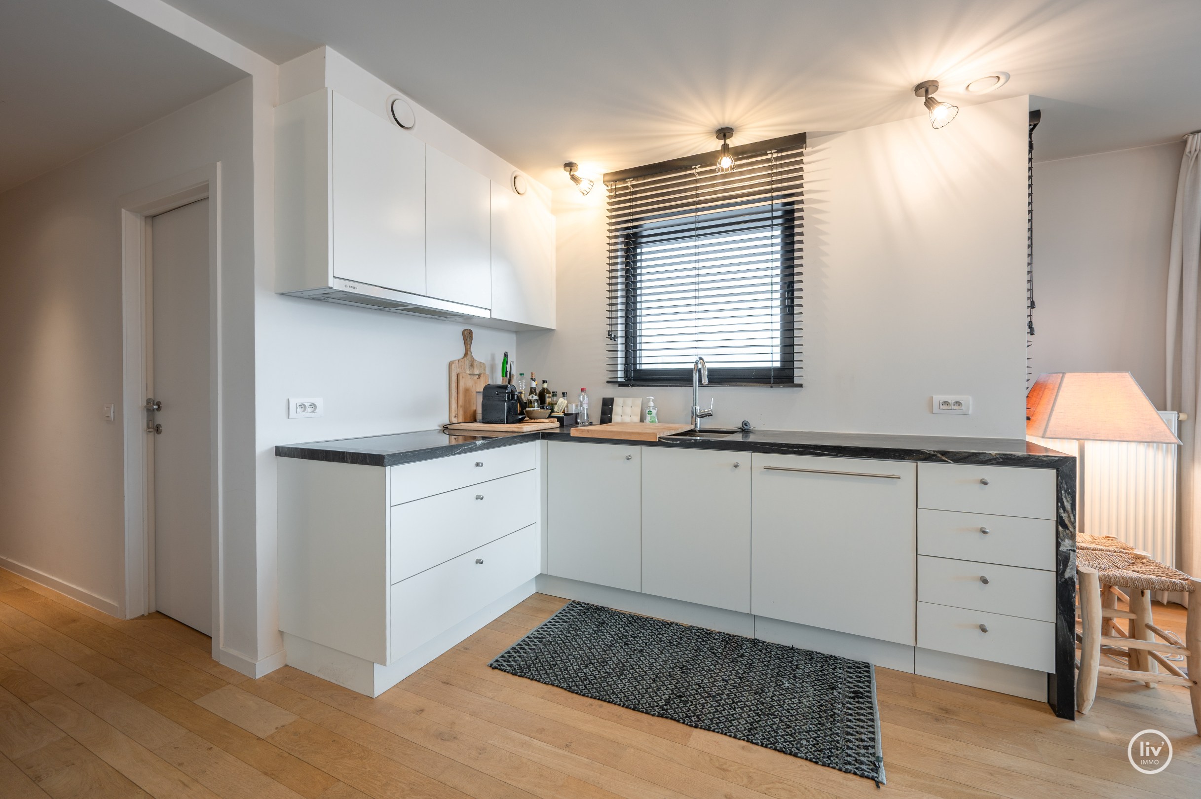 Prachtig HOEKappartement met open zichten en 3 slaapkamers gelegen op de Kustlaan te Knokke. 