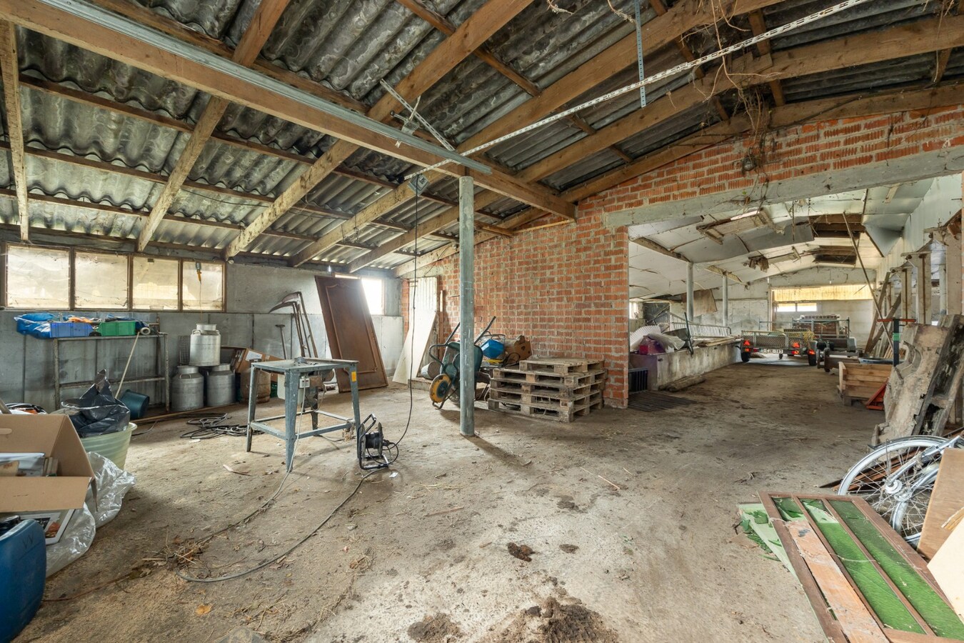Unieke eigendom op 13.183 m² met te renoveren woning en vergunde stallingen 