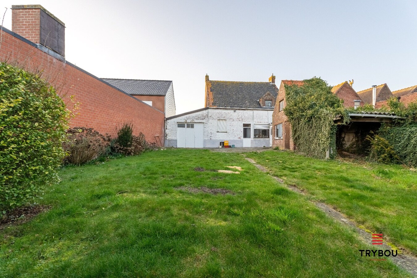 Te renoveren woning met garage en diepe tuin 