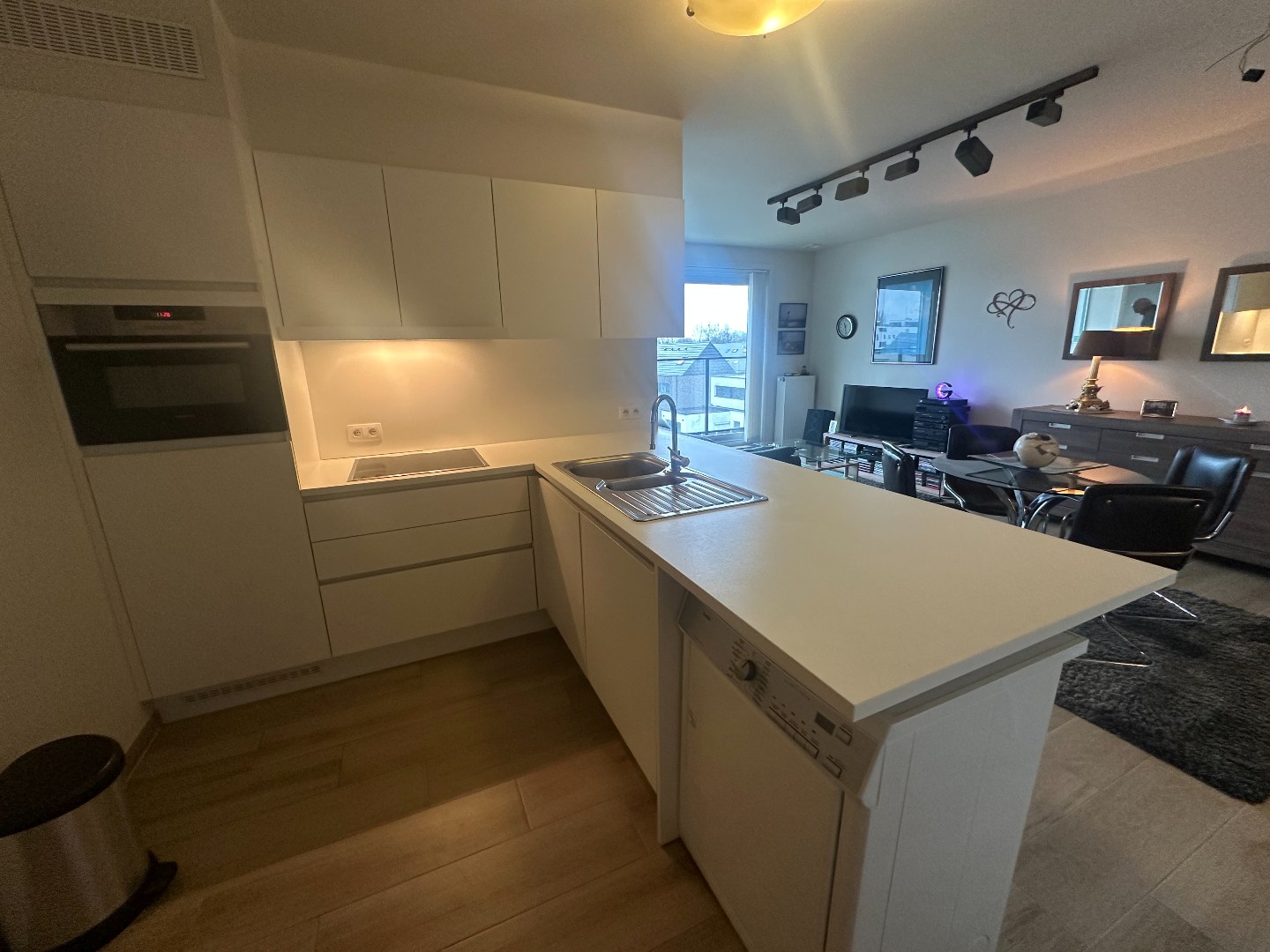 Modern 1-slpk app met terras en staanplaats 